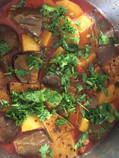 રીંગણ બટાકા નું શાક (Ringan Bataka Shak Recipe In Gujarati) રેસીપી મુખ્ય ફોટો