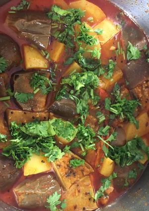 રીંગણ બટાકા નું શાક (Ringan Bataka Shak Recipe In Gujarati) રેસીપી મુખ્ય ફોટો