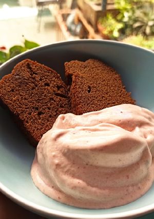 Una foto de Helado casero de banana y frutilla sin azúcar