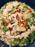 Salada de cuscuz e halloumi