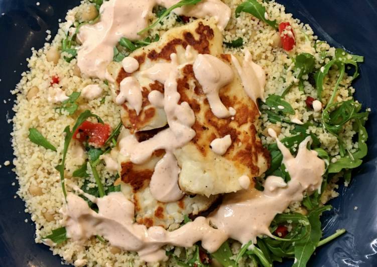 Salada de cuscuz e halloumi