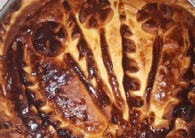 Закрытый пирог с яблоками, урюком и вишней