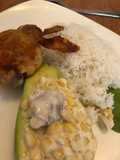 Pollo frito con arroz y palta rellena de pollo y choclo dulce