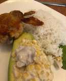 Pollo frito con arroz y palta rellena de pollo y choclo dulce