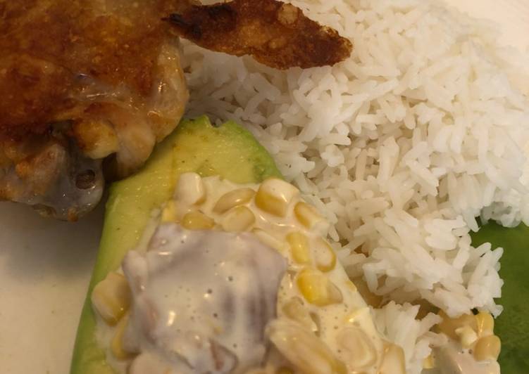 Pollo frito con arroz y palta rellena de pollo y choclo dulce