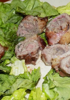 Foto principal de Saltimboca rellenos con jamón crudo y hojas de salvia en reducción de vino tinto