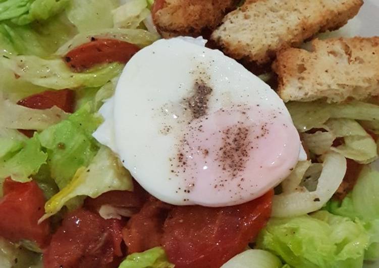 Clean Eating - Simple Salad with Poached Egg
