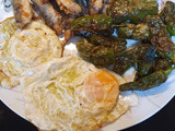 Combinado de sardinas, pimientos de padrón y huevos fritos