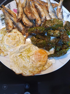 Una foto de Combinado de sardinas, pimientos de padrón y huevos fritos