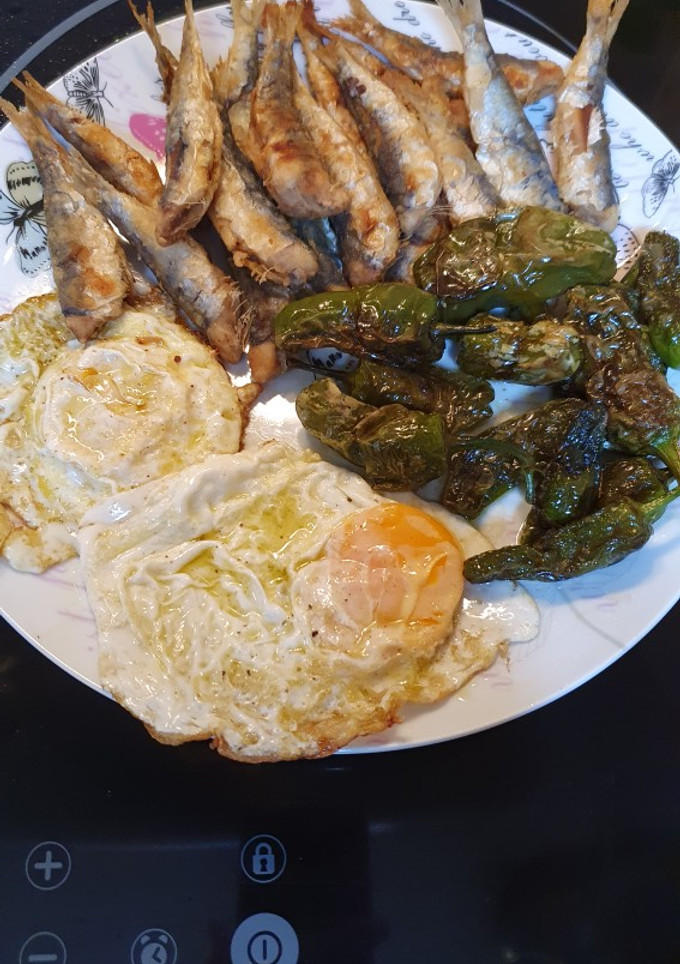 Una foto de Combinado de sardinas, pimientos de padrón y huevos fritos