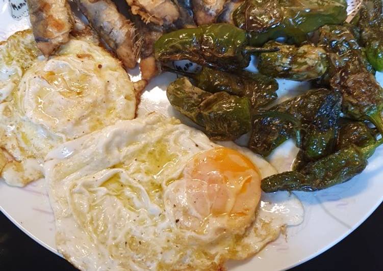 Combinado de sardinas, pimientos de padrón y huevos fritos