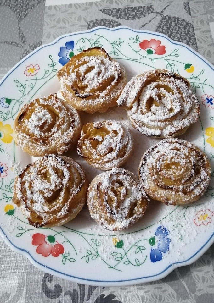 Una foto de Flores de Manzana y Hojaldre