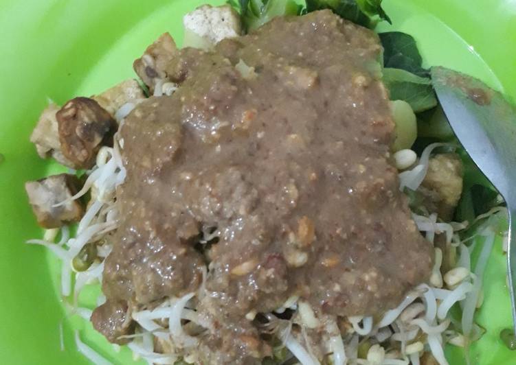 Pecal tahu tempe goreng kecap tanpa ulekan
