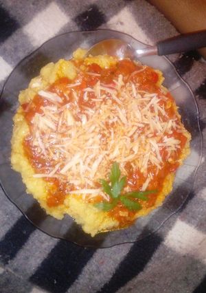 Una foto de Polenta con carne y boloñesa