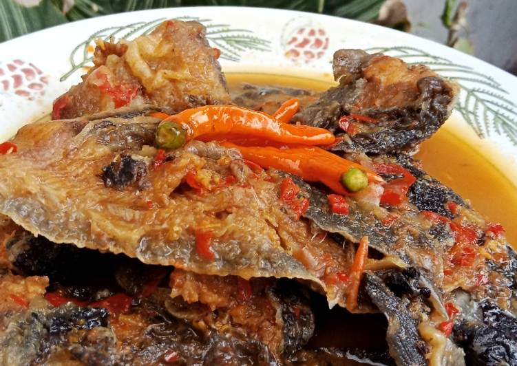 Langkah Mudah untuk Menyiapkan Mangut lele goreng 💕, Lezat