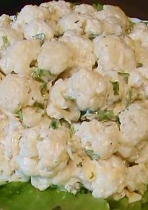 Фото Салат из цветной капусты с сыром и чесноком.