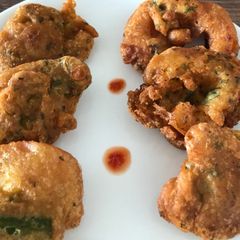 A picture of 3 type of pakode Tomato, Capsicum and Banana.