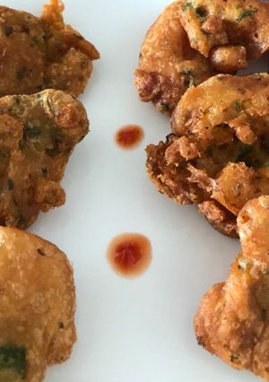 A picture of 3 type of pakode Tomato, Capsicum and Banana.