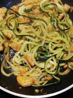 Una foto de Espaguetis de calabacín con gambas