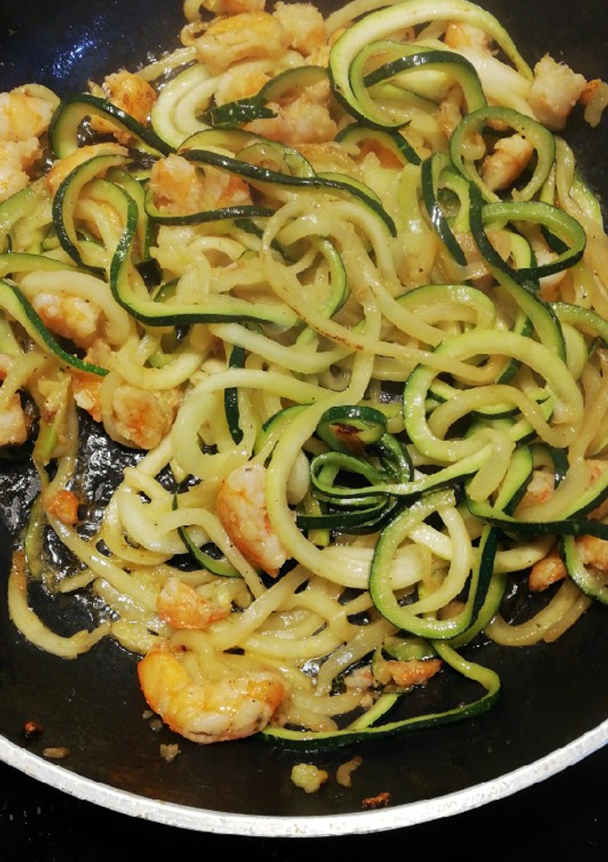 Una foto de Espaguetis de calabacín con gambas
