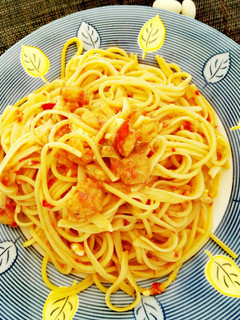 Una foto de Espaguetis baknana con gambas y feta