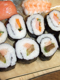 Una foto de Maki sushi de salmón y de aguacate
