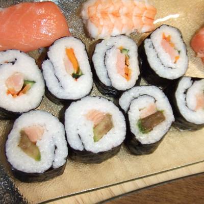 Maki sushi de salmón y de aguacate Receta de Cuqui Bastida- Cookpad