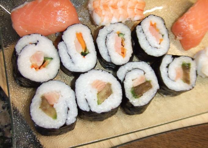 Maki sushi de salmón y de aguacate Receta de Cuqui Bastida- Cookpad