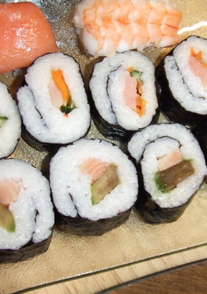 Una foto de Maki sushi de salmón y de aguacate