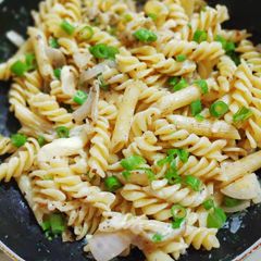 A picture of White sauce pasta.