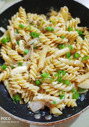A picture of White sauce pasta.
