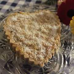 Una foto de Torta invertida de manzana, coco y avena