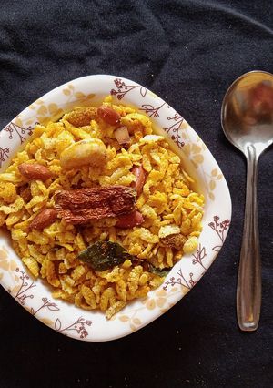 પૌવા નો ચેવડો (Pauva Chevdo Recipe In Gujarati) રેસીપી મુખ્ય ફોટો