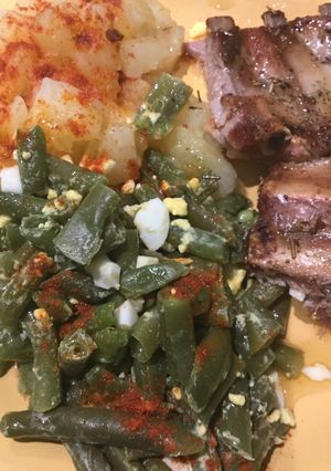 Una foto de Pechito al Horno con Ensalada de Chauchas, Papa y 🥚