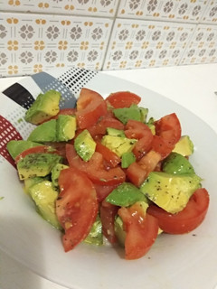 Una foto de Ensalada 🥗 de aguacate🥑 con tomate🍅