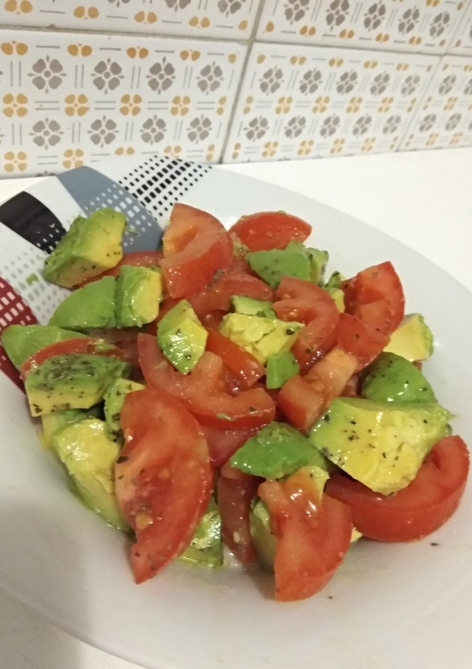 Una foto de Ensalada 🥗 de aguacate🥑 con tomate🍅