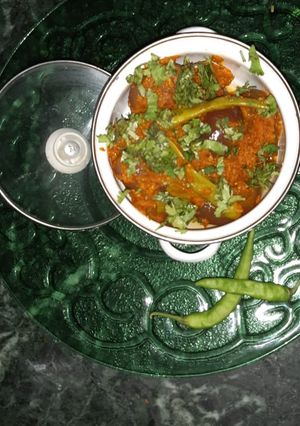 A picture of Stuffed onion with green chilli.