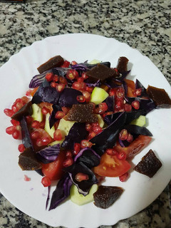 Una foto de Ensalada de Granada,tomate y membrillo