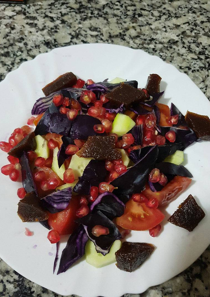 Una foto de Ensalada de Granada,tomate y membrillo