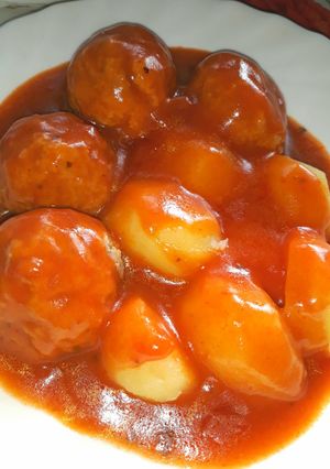 Paradicsomos húsgombóc főtt burgonyával recept fotója