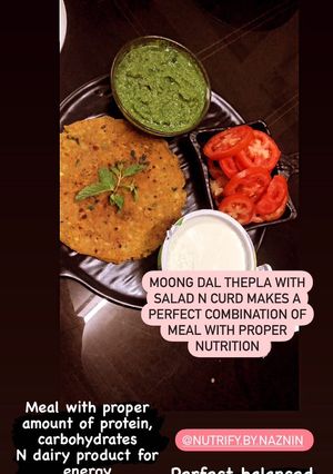 A picture of Moong dal thepla.