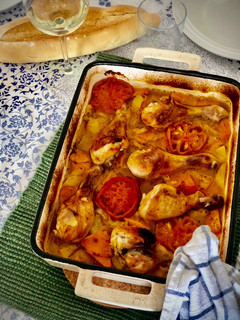 Una foto de Muslos de pollo al horno con pimentón y vino blanco