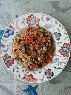 Una foto de Quinoa blanca, roja y negra, con verduras