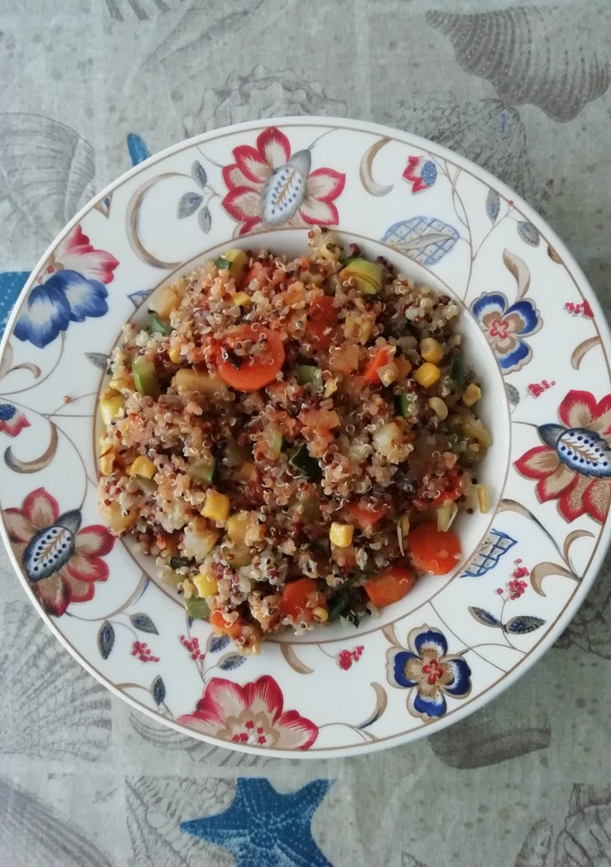 Una foto de Quinoa blanca, roja y negra, con verduras