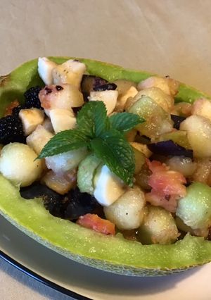 Une photo de Salade de fruits (melon vert,prunes d ante,mûres,ananas et banane)
