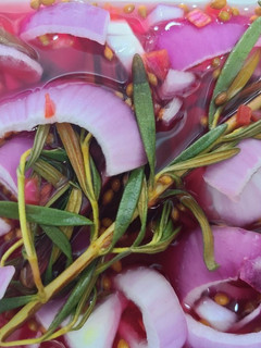 A picture of 醋漬紅洋蔥.