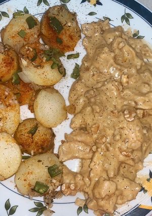 Una foto de Pollo con salsa mostaza, miel & nueces + Patatas hervidas con un toque de horno
