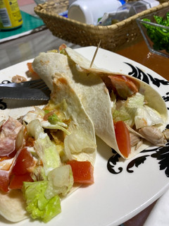 Una foto de Fajitas de pollo con salsa ranchera y ketchup