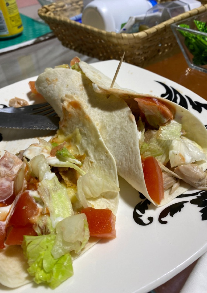 Una foto de Fajitas de pollo con salsa ranchera y ketchup