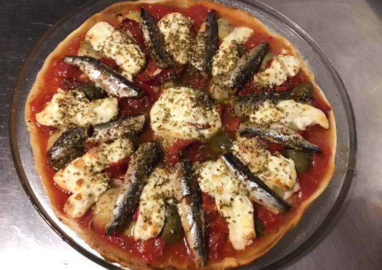 Pizza maison tomates anchois poivrons artichauts mozzarella di buffala et câpres italiennes